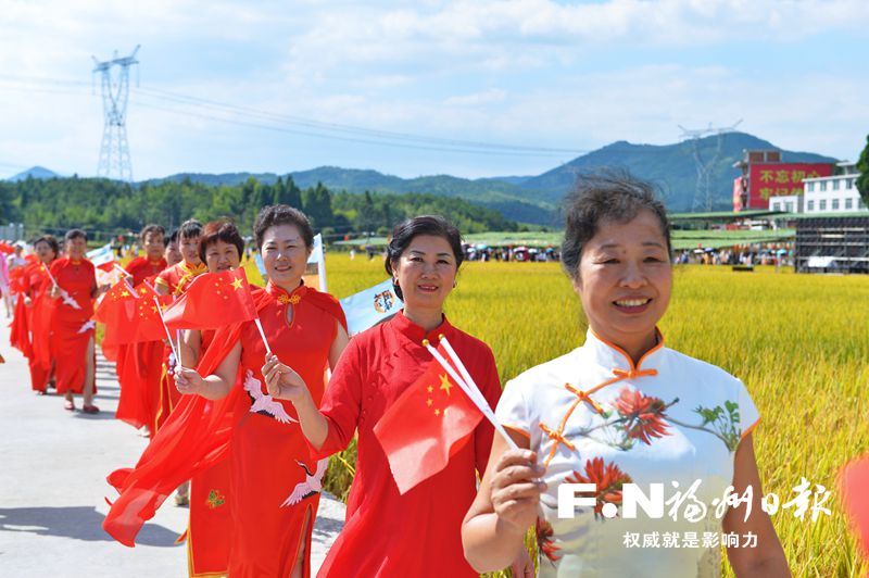 稻花香里庆丰年 “红”土地上谱新篇