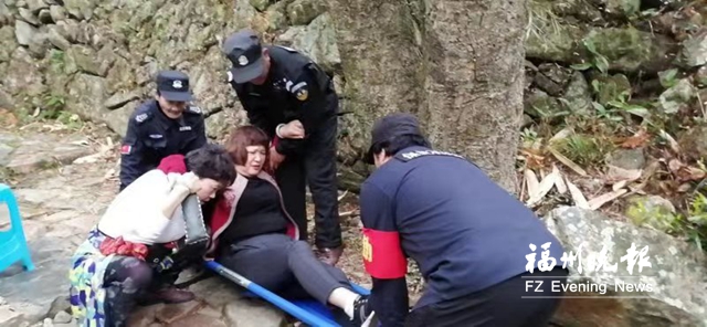 女游客登山扭伤脚踝　众保安协力抬她下山