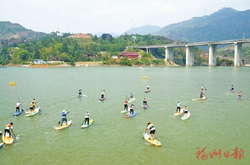 青山绿水间　桨板水上漂