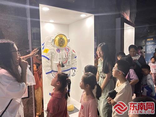 “星辰创想·银河呼唤”杨桥河南社区关工委开展青少年逐梦航空航天夏令营探索星空体育(图2)