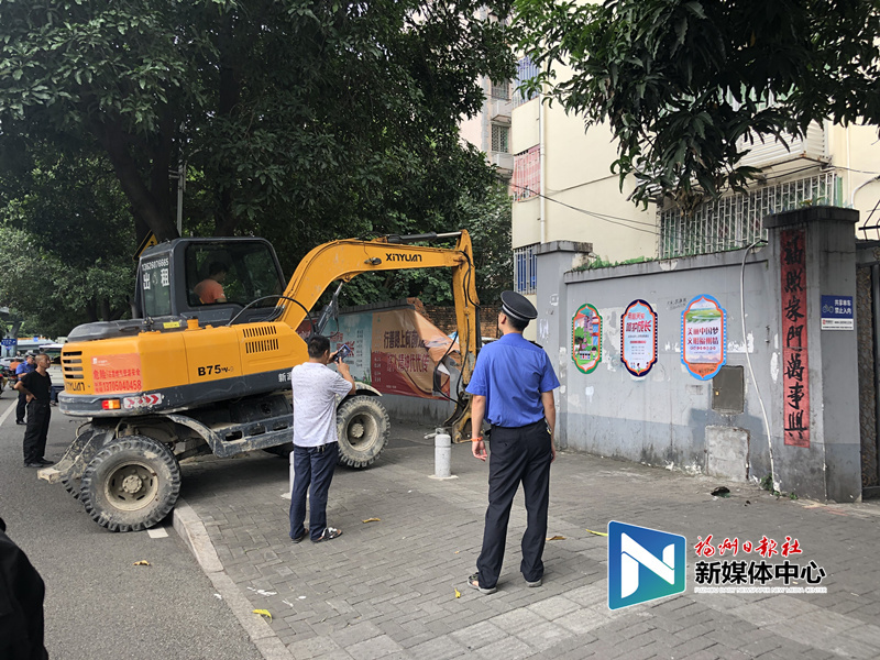 晋安城管拆除老旧小区杂搭