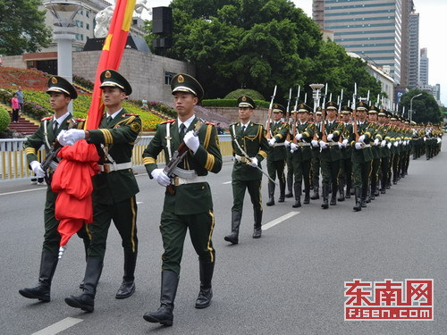 3名擎旗手和67名护旗兵和军乐手步伐稳健