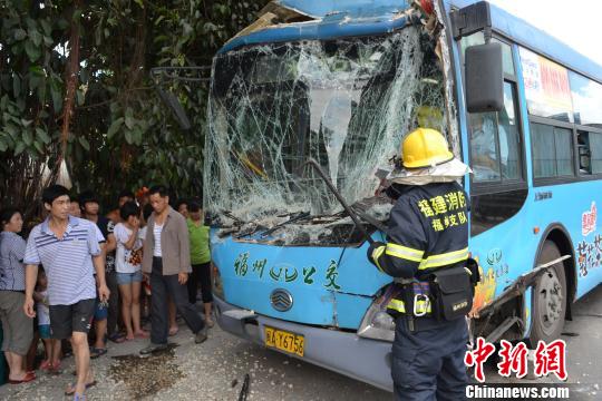 公交车路遇柴油打滑连撞两车6名乘客受伤被困