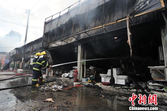 福州建材市场突发大火过火面积约800平方米