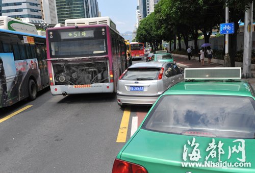 车牌号为闽ay9183的51路公交车,抛锚后堵在路中间,路过的车辆只好