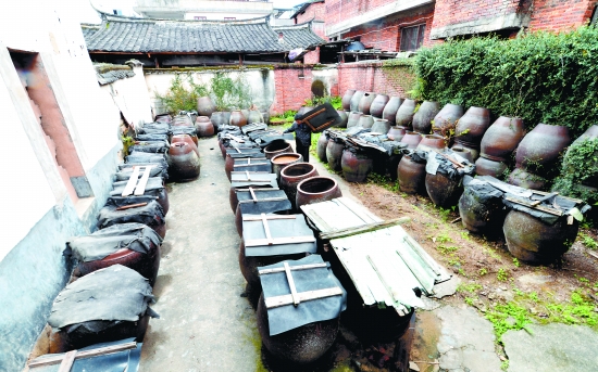 福州永泰嵩口古镇曾盛产白酱油目前仅剩一家作