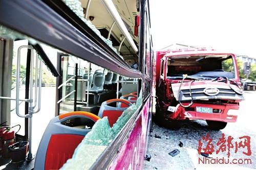 渣土车撞公交致其玻璃碎裂 一名乘客受伤