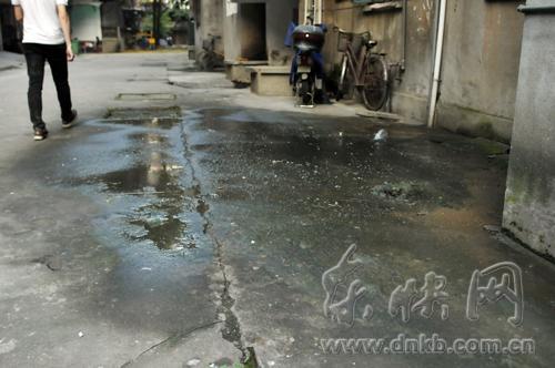 小区排水管道断裂，污水流了一地