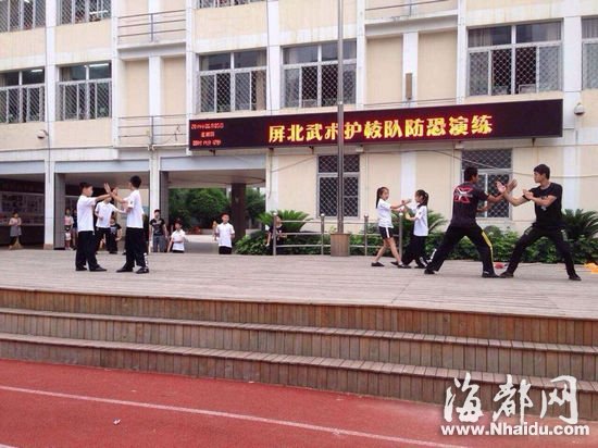 福州钱塘小学成立护校队 学生遇劫匪追砍可逃跑