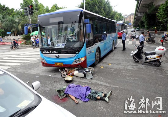 福州二环路:公交和电动车相撞 男骑手身亡