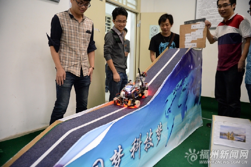 福州大学生制作机器人　能舞能斗能游泳自主控制