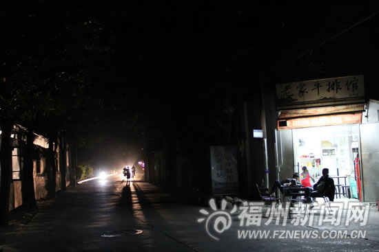 鳌光路10年没有路灯　夜间出行需靠附近工地灯光