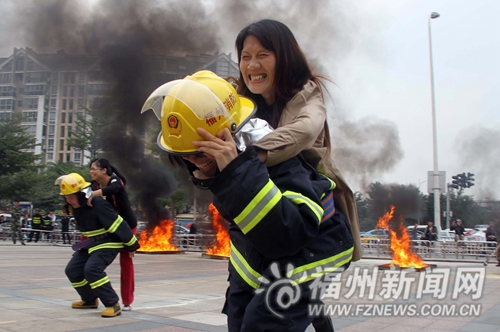爸爸闯火场救妈妈孩子　福州举行消防宣传月活动