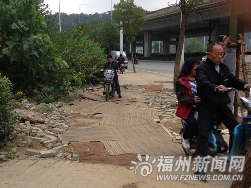 北三环名桂佳园小区北面匝道未通车　垃圾堆成山