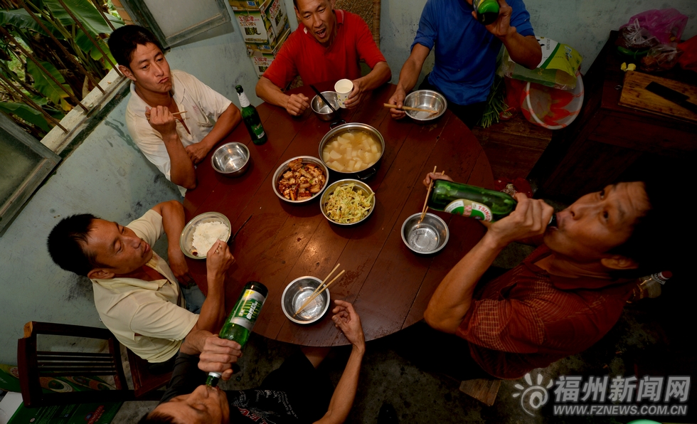 丰都堆垛人在福州:背扛手提满粮仓 体味人生冷暖