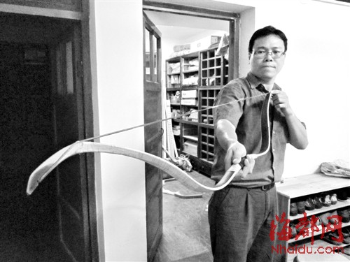 福州70后痴迷古书自学制良弓 制作超过100道工序