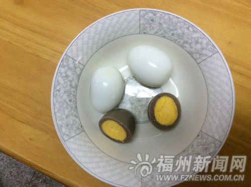 福州市民在食杂店买到异样鸡蛋：蛋白煮熟成黑色