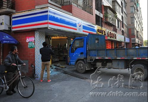 失控货车半截车身撞进路边超市　女店员受惊晕倒