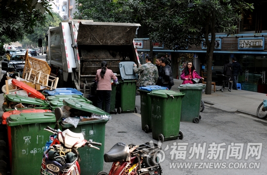 织缎巷每天20多个垃圾桶进小巷　噪声和臭味扰民