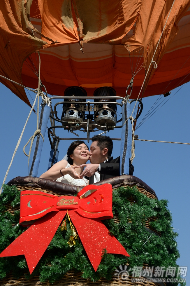 福州热气球集体婚礼如梦如幻　新人试乘直呼刺激