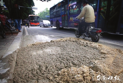 地铁施工致鼓屏路地面冒"泥泡泡" 地铁公司称无毒无害