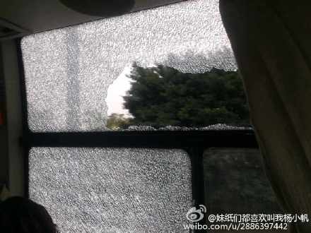 车窗玻璃破碎客车“带伤”上路　车辆安全受质疑