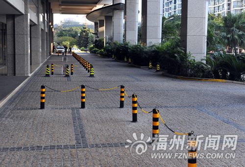 香格里拉大酒店门前通道缩水　顾客担心消防安全 