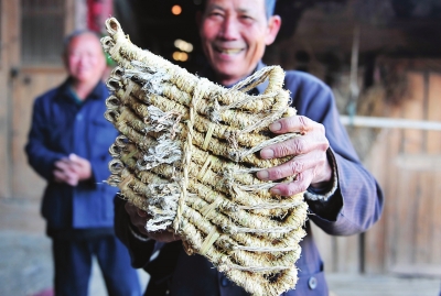 福州“草鞋村”熱鬧景象成記憶：編草鞋手藝消失