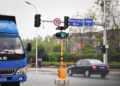 东南快报讯 昨日上午,福峡路与永南路交界的十字路口上的红绿灯全部