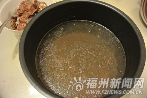 福州市民买斤土猪肉熬汤　却熬出一层小虫子(图)