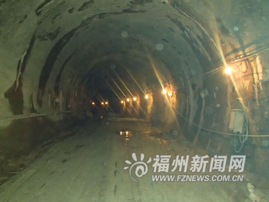 地铁1号线矿山法隧道全部贯通 爆破专家指导作业