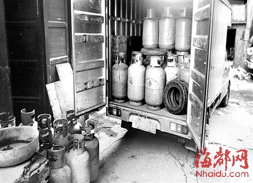 罗源一小区杂物间藏74个液化气罐　两男子被拘留