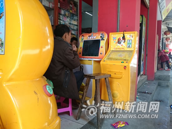 桂山村赌博机“嚣张”　记者引导警方共捣毁18台