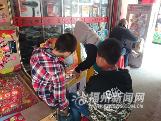 桂山村赌博机“嚣张”　记者引导警方共捣毁18台