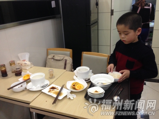 福州7岁男童帮母亲收拾餐具 获赞中国好儿子