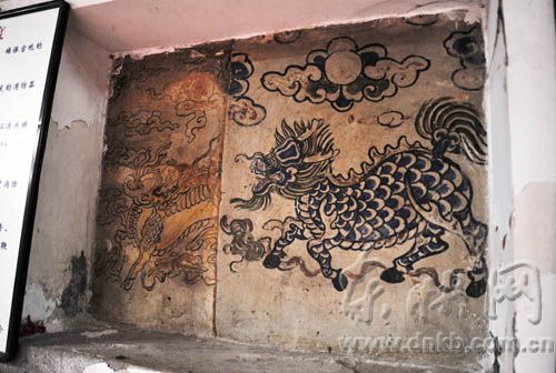 福州闽王庙内一面墙上的麒麟壁画栩栩如生