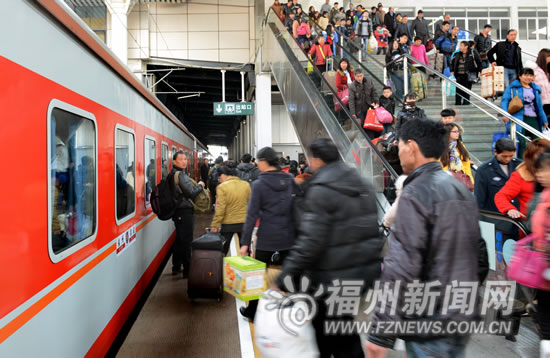 榕火车站迎节前客流小高峰　7日发送旅客近9万人