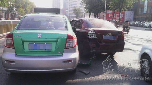 工业路一出租车“死咬”私家车　的士内乘客被困