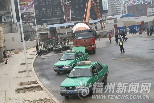 火车站地区每日上百辆车违法　接送旅客到北广场