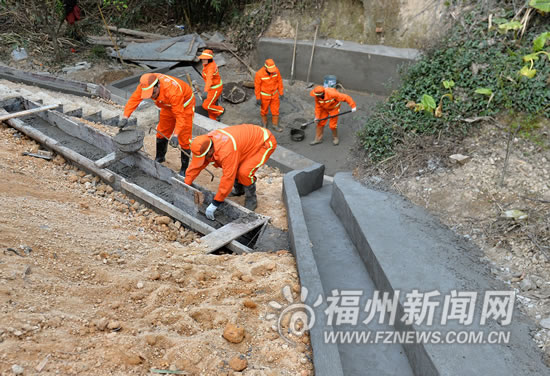 养路工：24小时守护你我的回家路