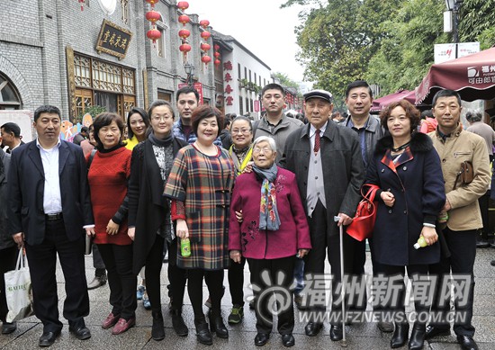 离别72年九旬姐弟福州再牵手　三坊七巷拍全家福