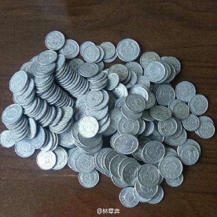 福州网友硬币堆中挖宝　寻找硬币界“五朵金花”