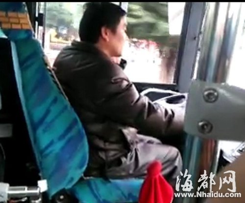 榕163路公交司机开车玩手机 被乘客拍下三段视频