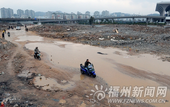 西园涵洞附近便道成水道　市城乡建总：尽快修复