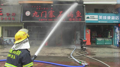 福州一餐馆突然失火　店老板及时疏散客人和员工