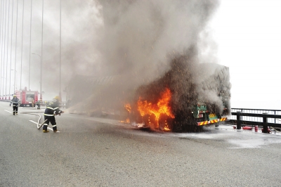 青州大桥货车行驶中轮胎突然起火 8个轮胎被烧毁