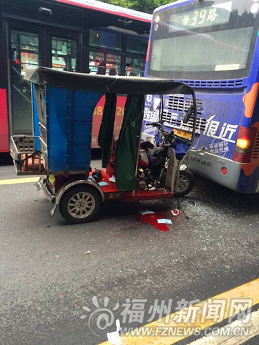残疾人代步车撞上公交车　开车男子昏迷众人施救