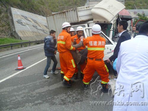 沈海高速雷打石隧道出口三车追尾　一名司机受伤