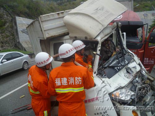 沈海高速雷打石隧道出口三车追尾　一名司机受伤