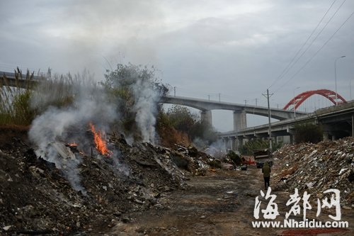 福州西岭互通高架桥下烧垃圾　刺鼻浓烟笼罩三环